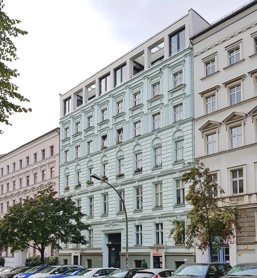 Beispielbild Hausaufstockungen Ein Mehrfamilienhaus in der Marienburger Straße in Berlin bei dem das büro für architektur Hardy Krüger eine Geschossaufstockung umgesetzt hat.