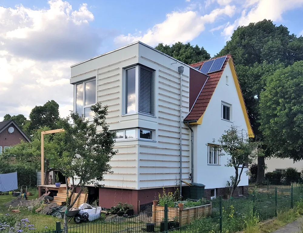 Beispielbild Hausanbauten Einfamilienhaus im Berliner Umland, bei dem das büro für architektur Hardy Krüger einen Anbau umgesetzt hat.